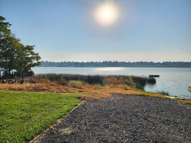 Foto del edificio - Lake house with Shop on 1/2 acre