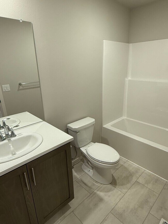 Foto del edificio - Brand New Home! Be The First To Live Here! Great Location! Spacious 3 Bedroom Townhome! Neighborh...