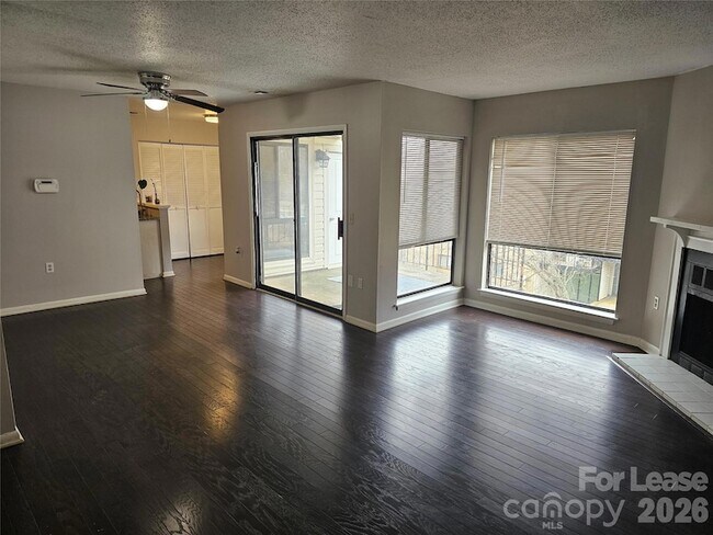 Foto del edificio - 4811 Spring Lake Dr