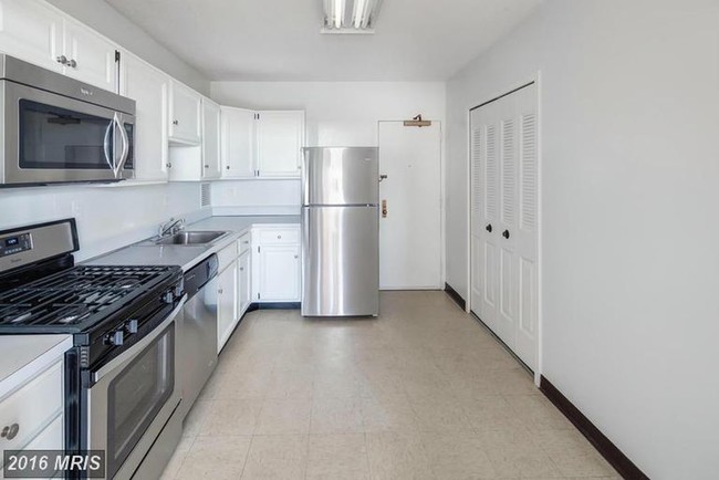 Kitchen - 3705 S George Mason Dr