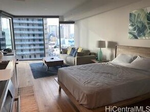 Building Photo - 1001 Queen St