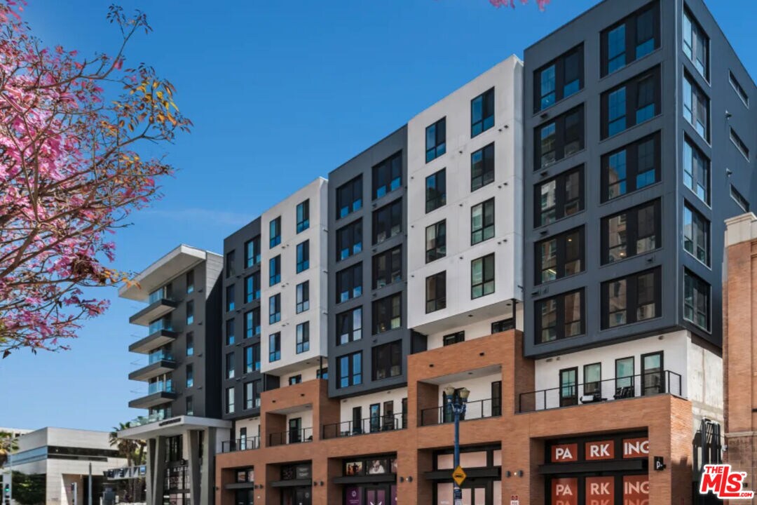 Primary Photo - 250 E Broadway