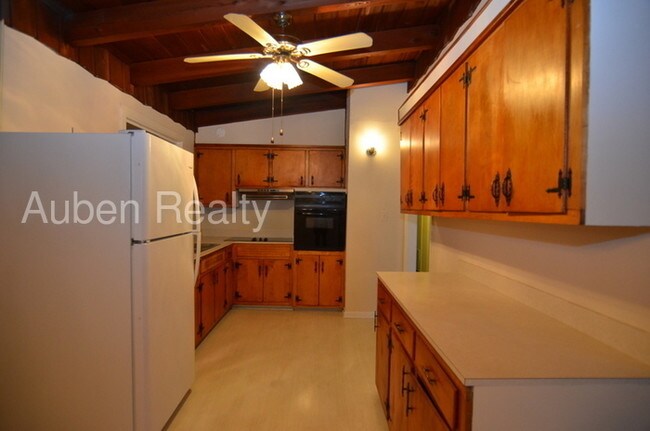 Building Photo - 4 Bed/1.5 Bath Near Pendleton King Park