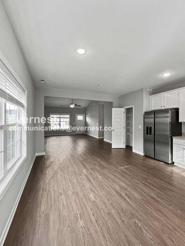 Foto del edificio - Limited Time Special Offer / 4 Bed, 2 Bath Home with Fenced Yard & Garage / Pet-Friendly / Vouche...