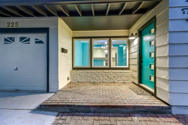 Photo - 225 Seford Dr House