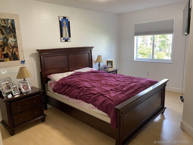 Foto del edificio - 17335 NW 67th Pl