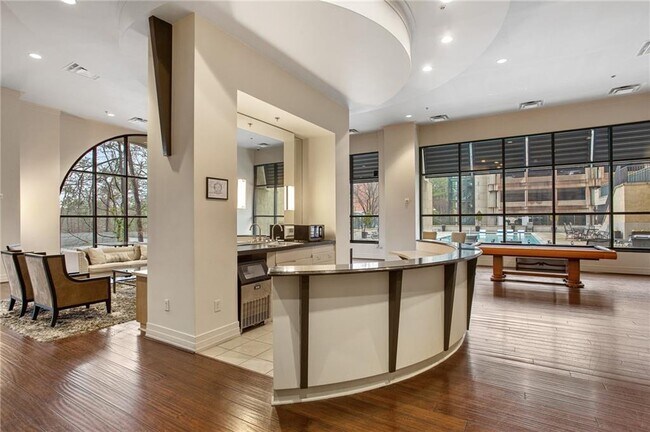 Foto del edificio - 3040 Peachtree Rd NW
