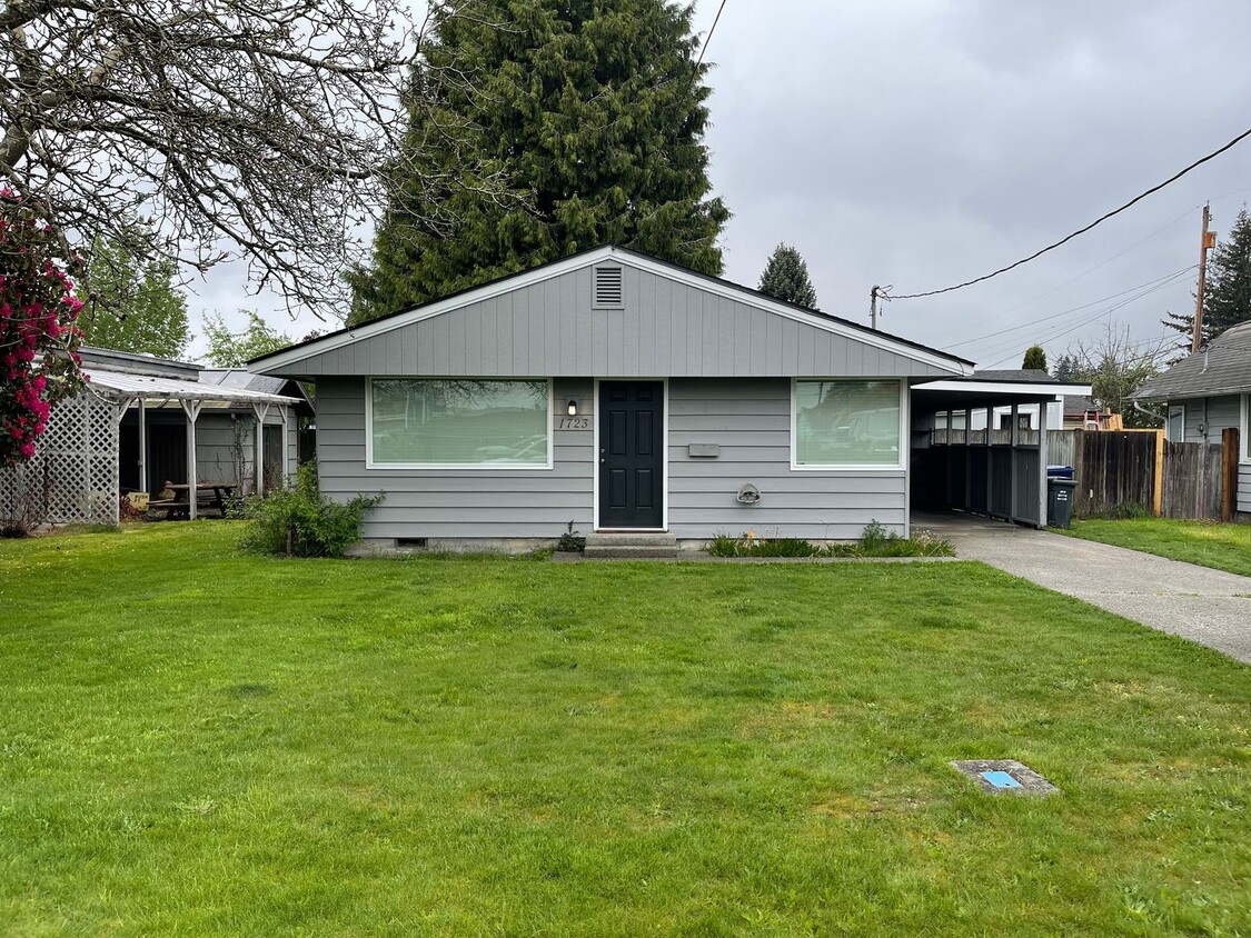 Foto principal - Completely Updated 2 Bdrm Home
