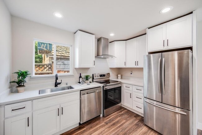 Full kitchen - 1459 Hervey Ln