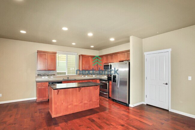 Building Photo - 3 Bed and 2.5 Bath Single-family Home Avai...