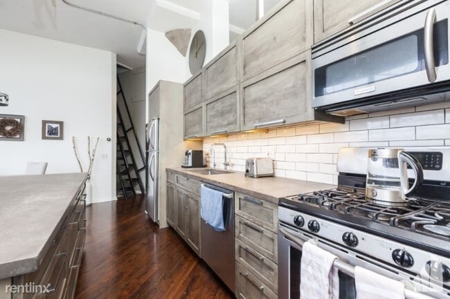 Building Photo - 1801 W Larchmont Ave
