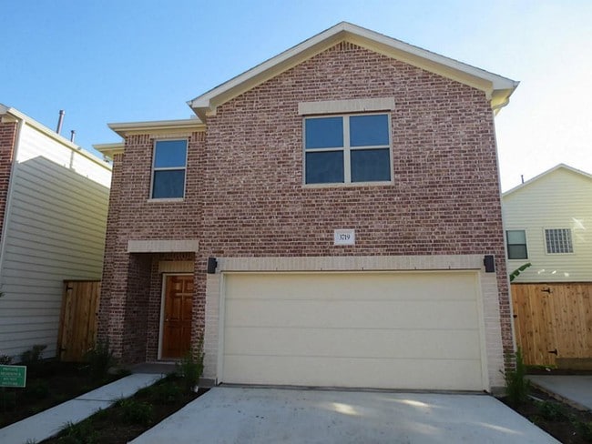 Building Photo - 3719 Main Aspen Dr