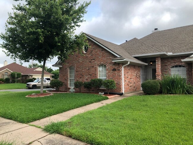 Foto del edificio - Corner Lot close to Barksdale Airforce Base with Bonus Room in back yard..