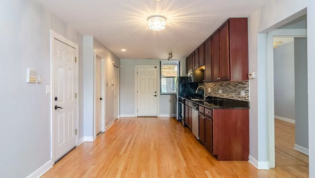 Building Photo - 5003 S Prairie Ave