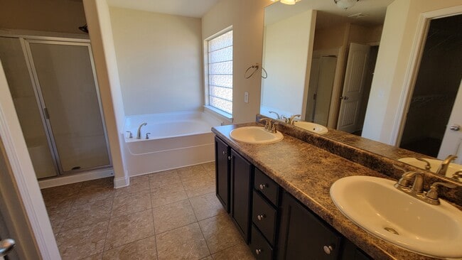 Building Photo - 1013 River Crest Trl