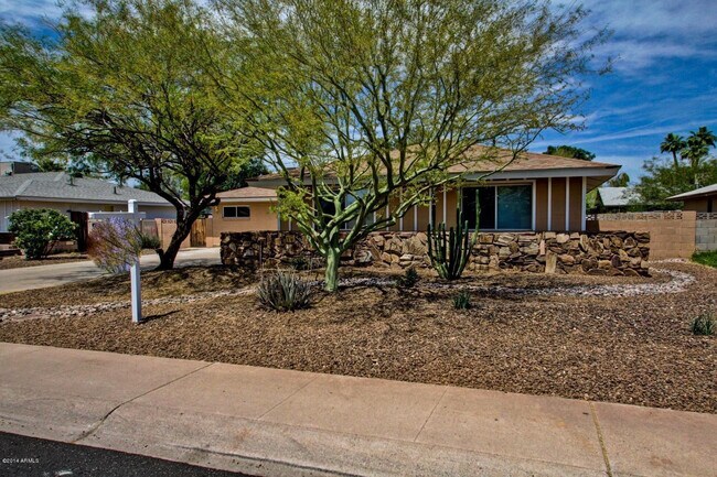 Building Photo - 1030 E Manhatton Dr