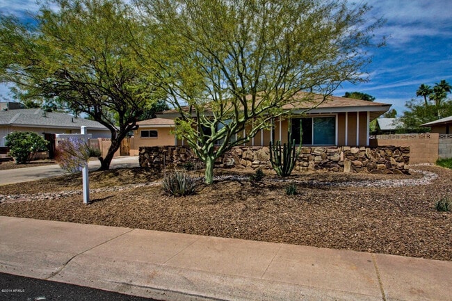 Foto del edificio - 1030 E Manhatton Dr