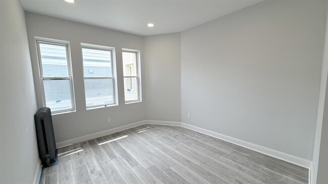 Building Photo - 72 Kirkland St