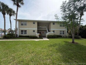 Building Photo - 1546 SE Royal Green Cir