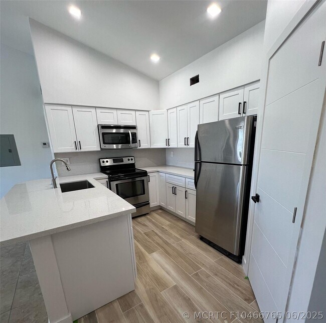 Building Photo - 2550 SW 18th Terrace