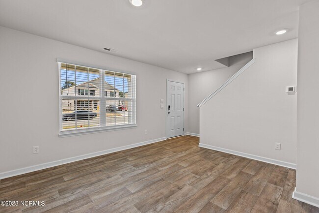 Building Photo - 920 Riverstone Dr