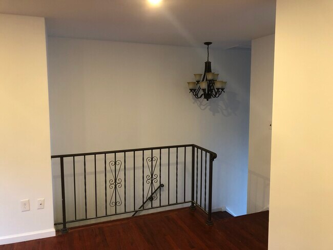 Entry - 32 Judson St