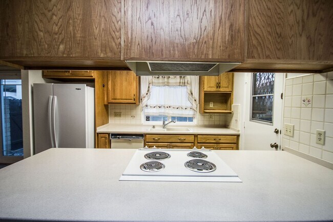 Building Photo - This lovely North Oxnard 4 bedroom 2 bath ...