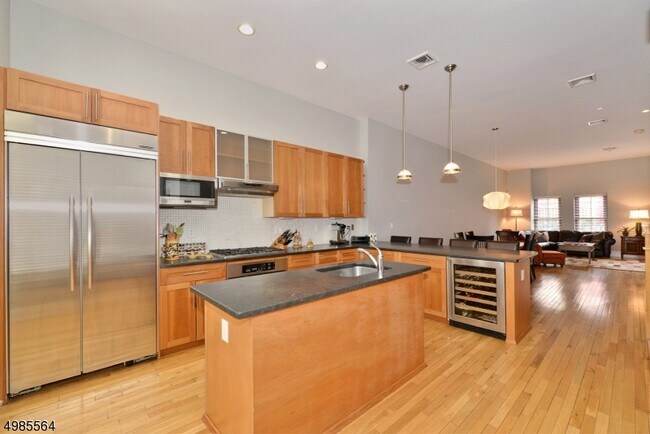 Foto del edificio - 8 Edgewood Rd