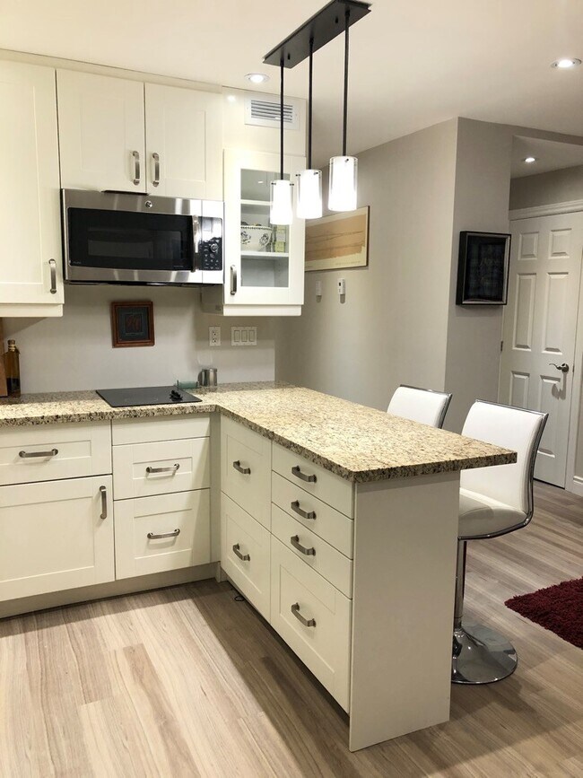 Photo du bâtiment - Quiet, bright, private, furnished 1 bedroo...