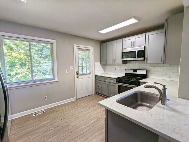 Foto del edificio - 3906 Lexington Dr