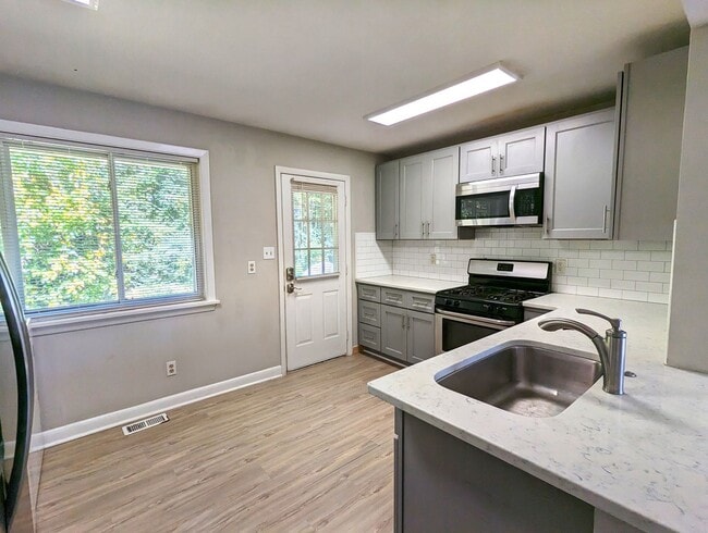 Building Photo - 3906 Lexington Dr