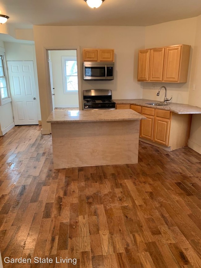 Building Photo - 3 br, 1 bath Apartment - 333 Summer Avenue