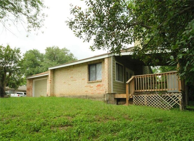 Building Photo - 427 Lake Creek Cir