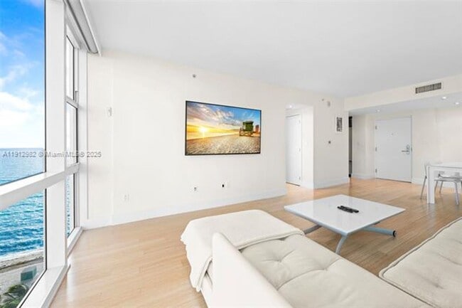 Foto del edificio - 6801 Collins Ave