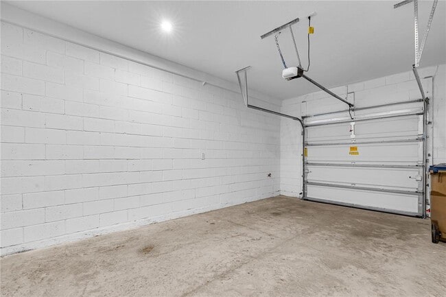 Building Photo - 1104 Lakeshore Breeze Pl