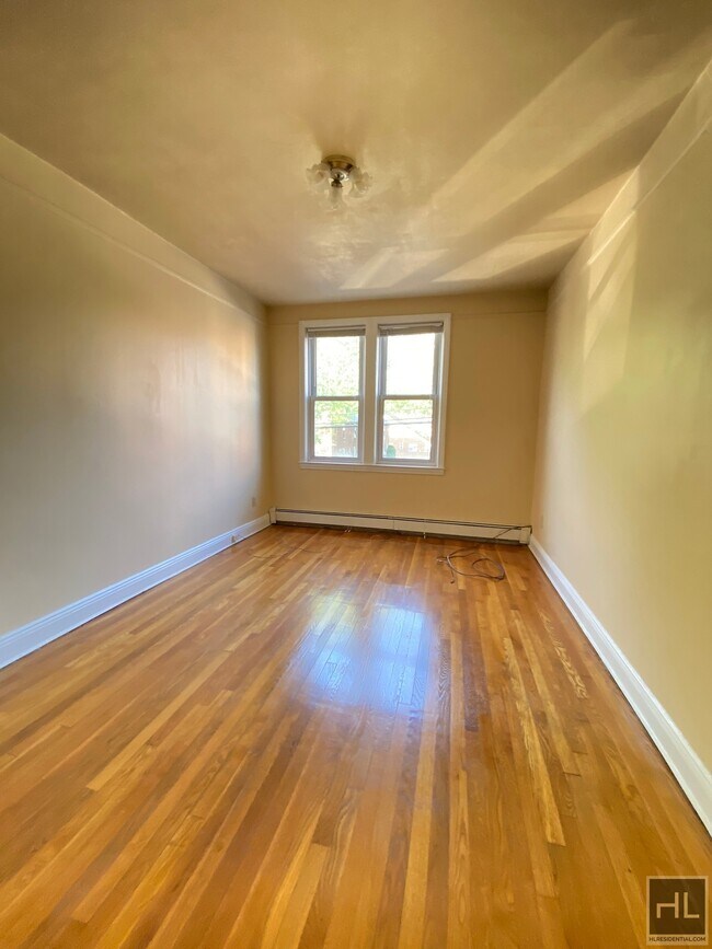 Foto del edificio - 2 bedroom Clean quiet charming 208 STREET ...