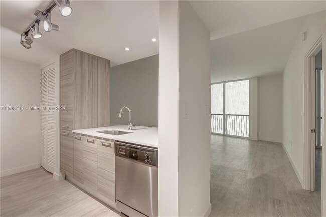 Building Photo - 1756 N Bayshore Drive Unit 10F