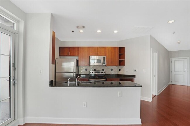 Foto del edificio - 325 East Paces Ferry Rd NE