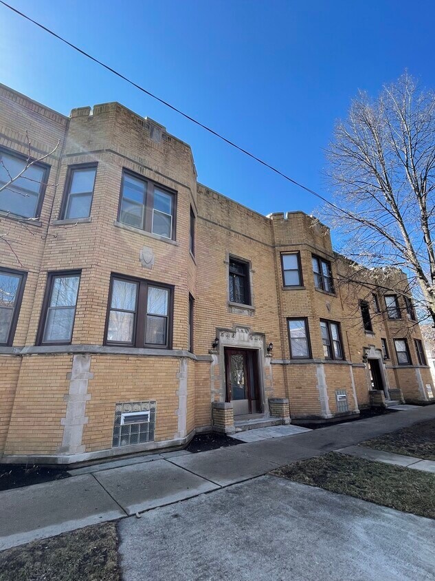 Primary Photo - 3219 W Balmoral Ave