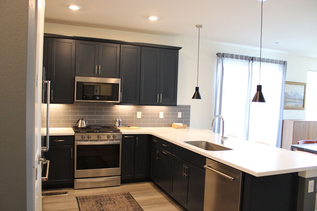 Primary Photo - Newly Furnished 4 bedroom/ 4 bathroom Town...