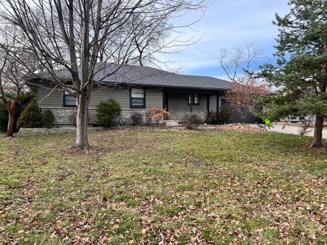 Building Photo - 506 NE Applewood ST