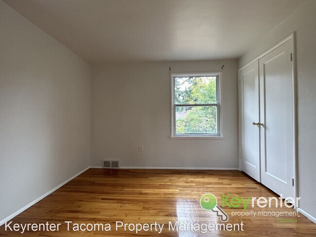 Building Photo - 3 br, 1 bath House - 130 Regents Blvd