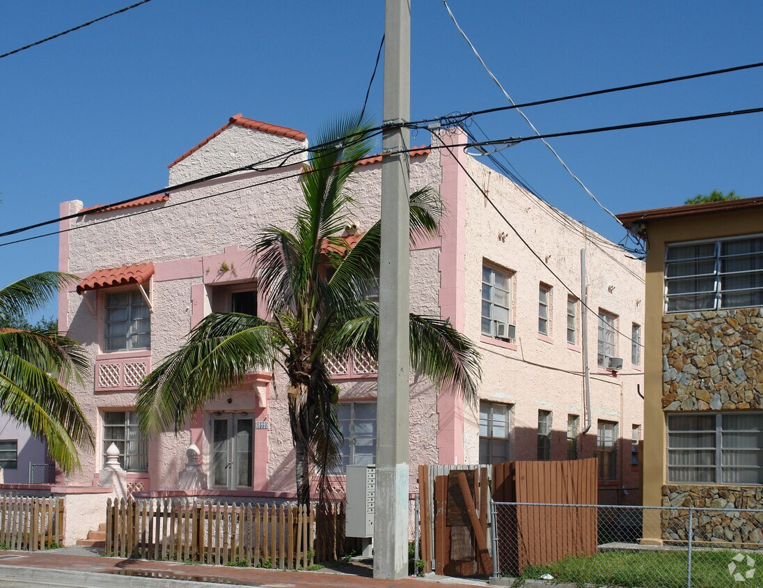 Building Photo - 1553 SW 7th St