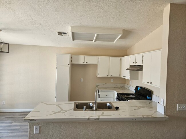 Foto del edificio - 4 Bedroom Adelanto Home