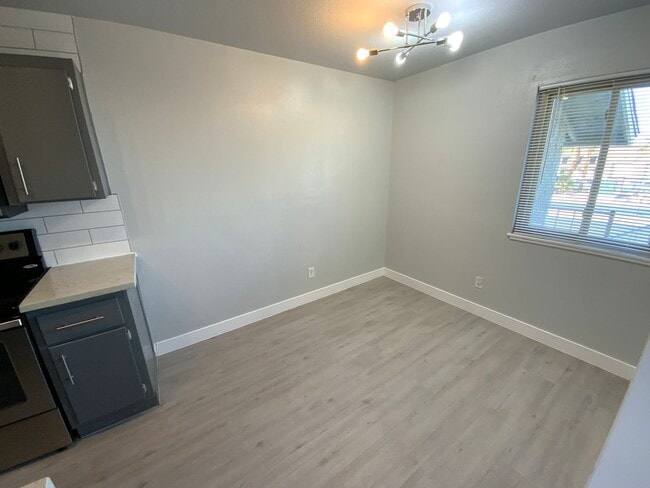 Building Photo - Fourplex. Unit for Rent