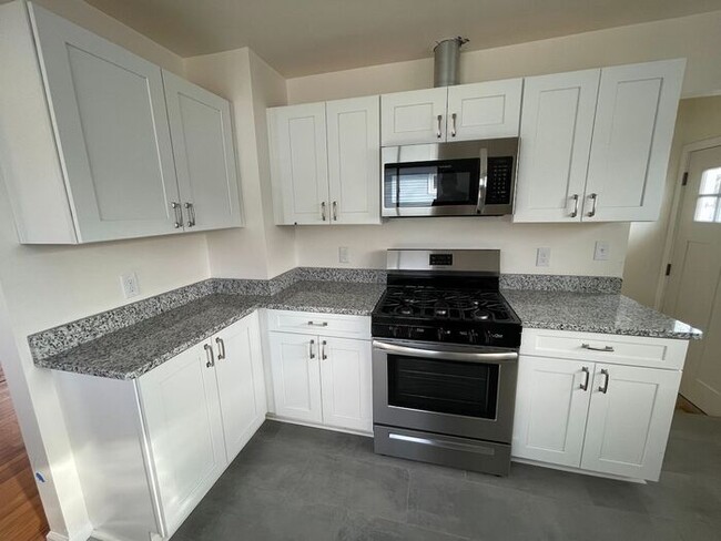 Building Photo - Charming 3-Bedroom Home with Finished Basement in Waterford Township