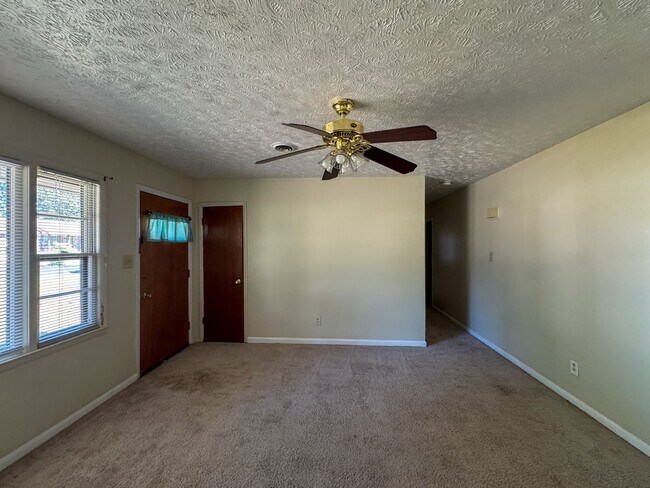 Foto del edificio - Cute 3 Bed 1.5 Bath Home with Fenced Yard