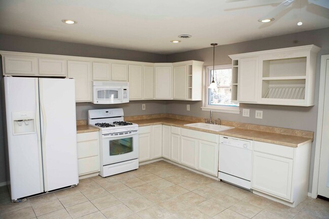 Building Photo - 3-Bedroom, 2-Bathroom Home in Central Spri...