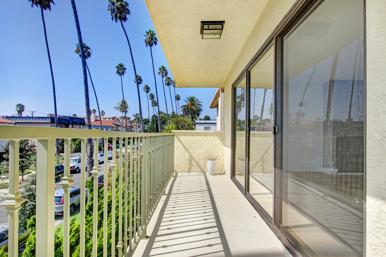 Building Photo - 843 18th St in Santa Monica.  Steps to Mon...