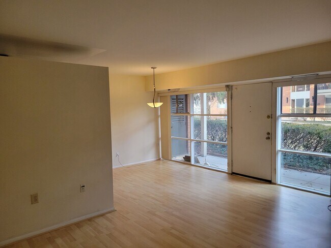Building Photo - Lovely 2 BR/1 BA w/ Den Condo Available in...